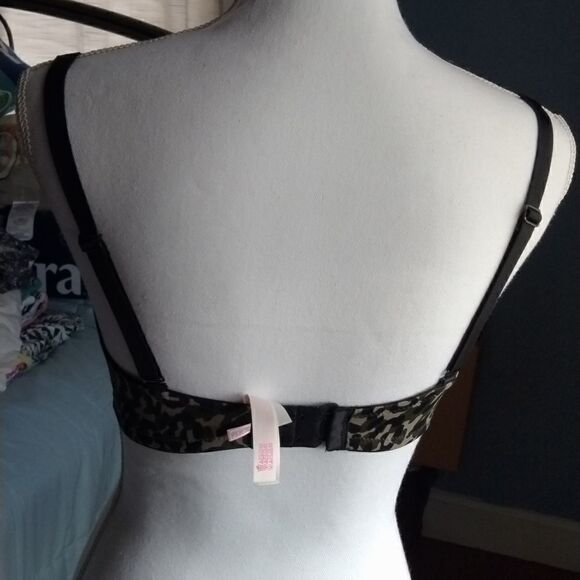 Victoria's Secret   - Picture 4 of 5